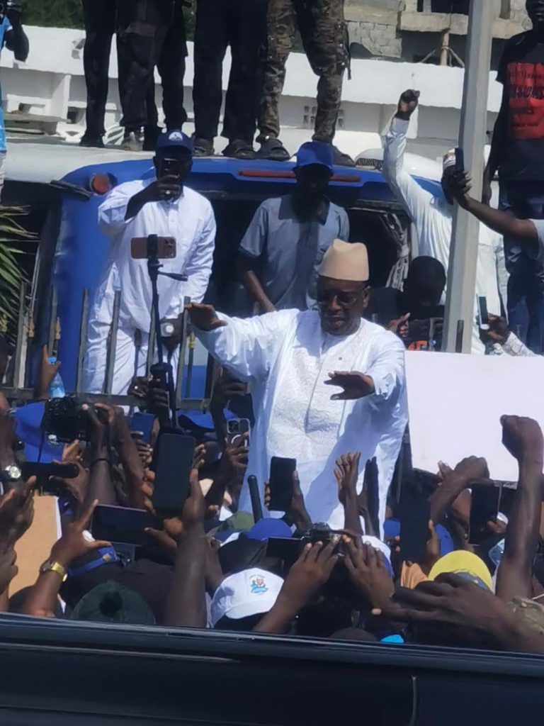 Sénégal- Retour triomphal de Macky Sall à Dakar: réactions controversées.
